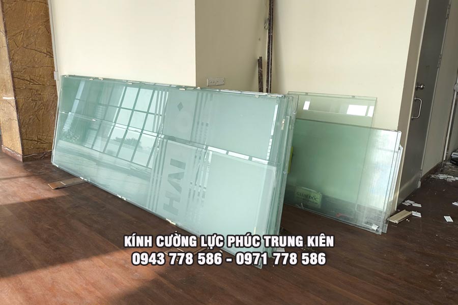 kính cường lực màu
